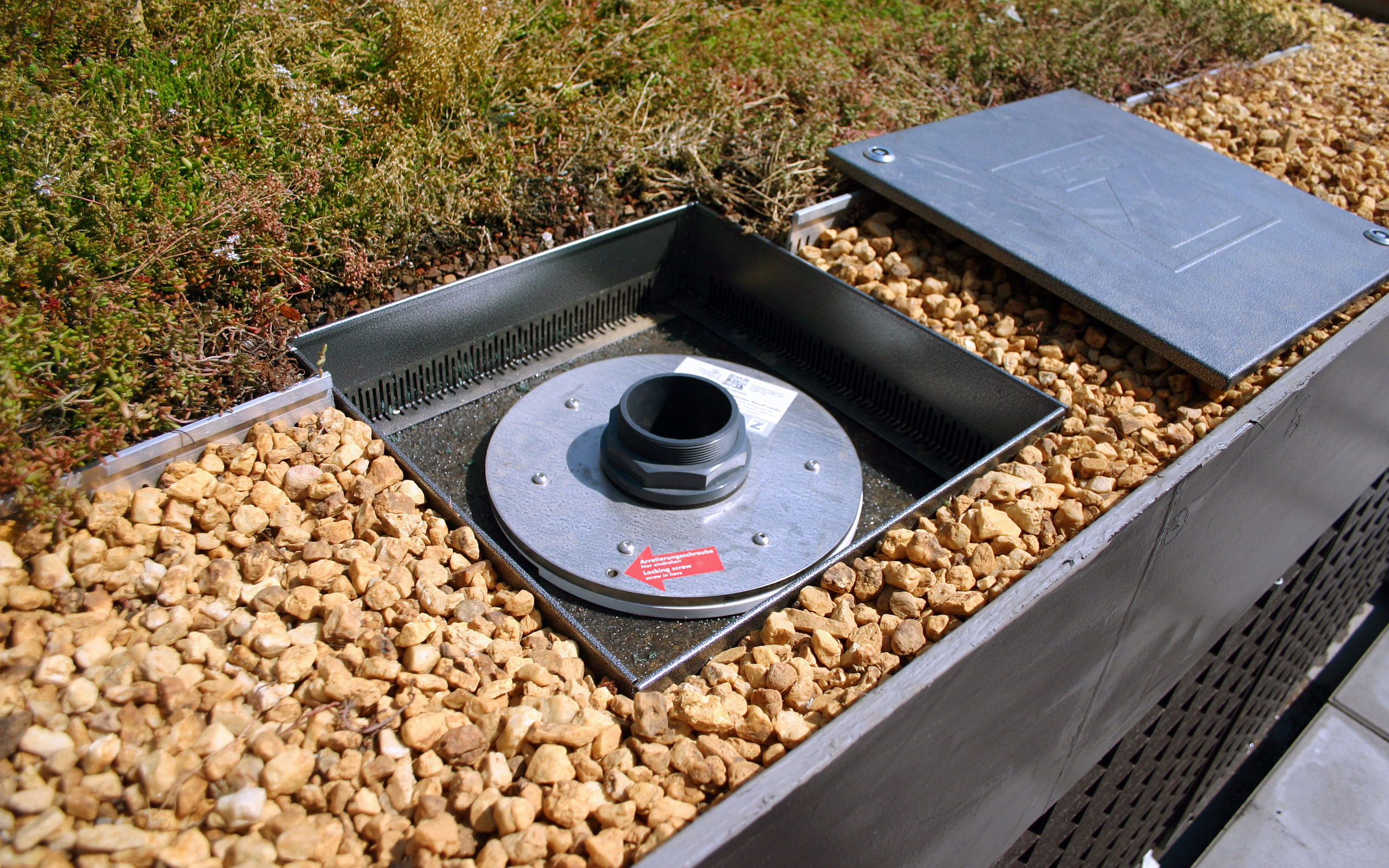 The Run-off Limiter Set is installed above the roof drain. Run-off Limiter Set